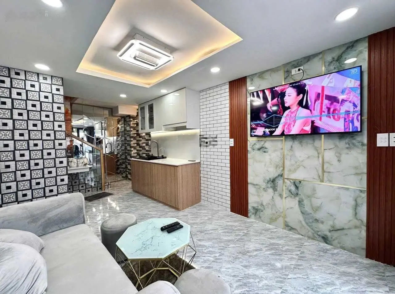 Bán nhà MT thụt 3 tầng BTCT đường Hoàng Sa, Phường 7, Quận 3