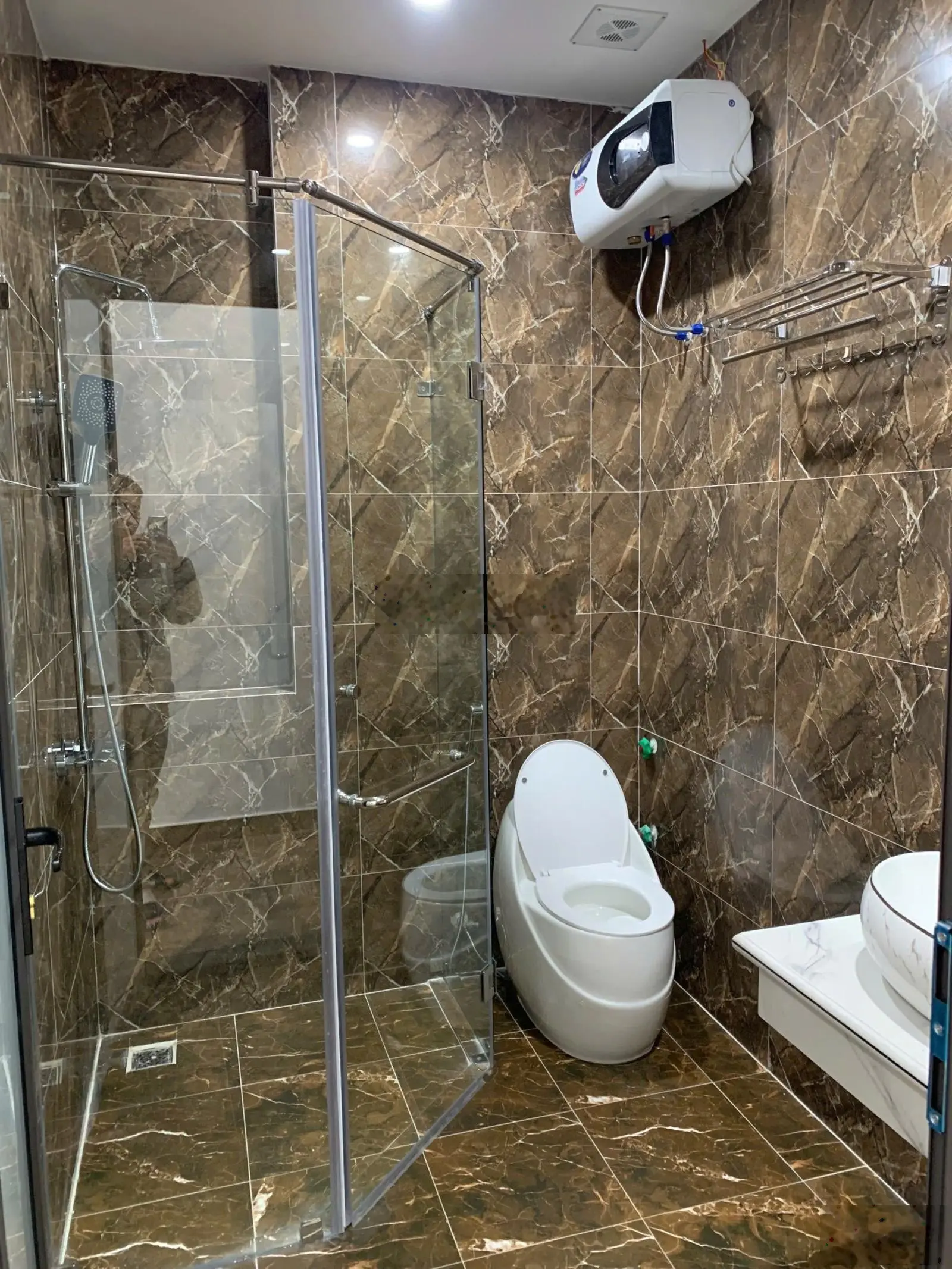 Bán nhà 5 tầng khu phân lô tuyến 2 Lê Hồng Phong ngay ủy ban quận Hải An. Diện tích: 60m2