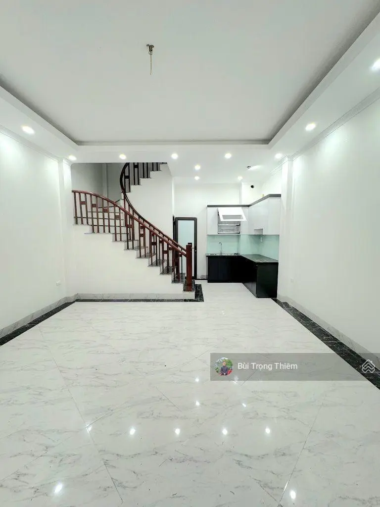 Bán nhà Thạch Bàn - 40m2 - cách ô tô tránh 10m - 4 phòng ngủ ở ngay - tặng nội thất