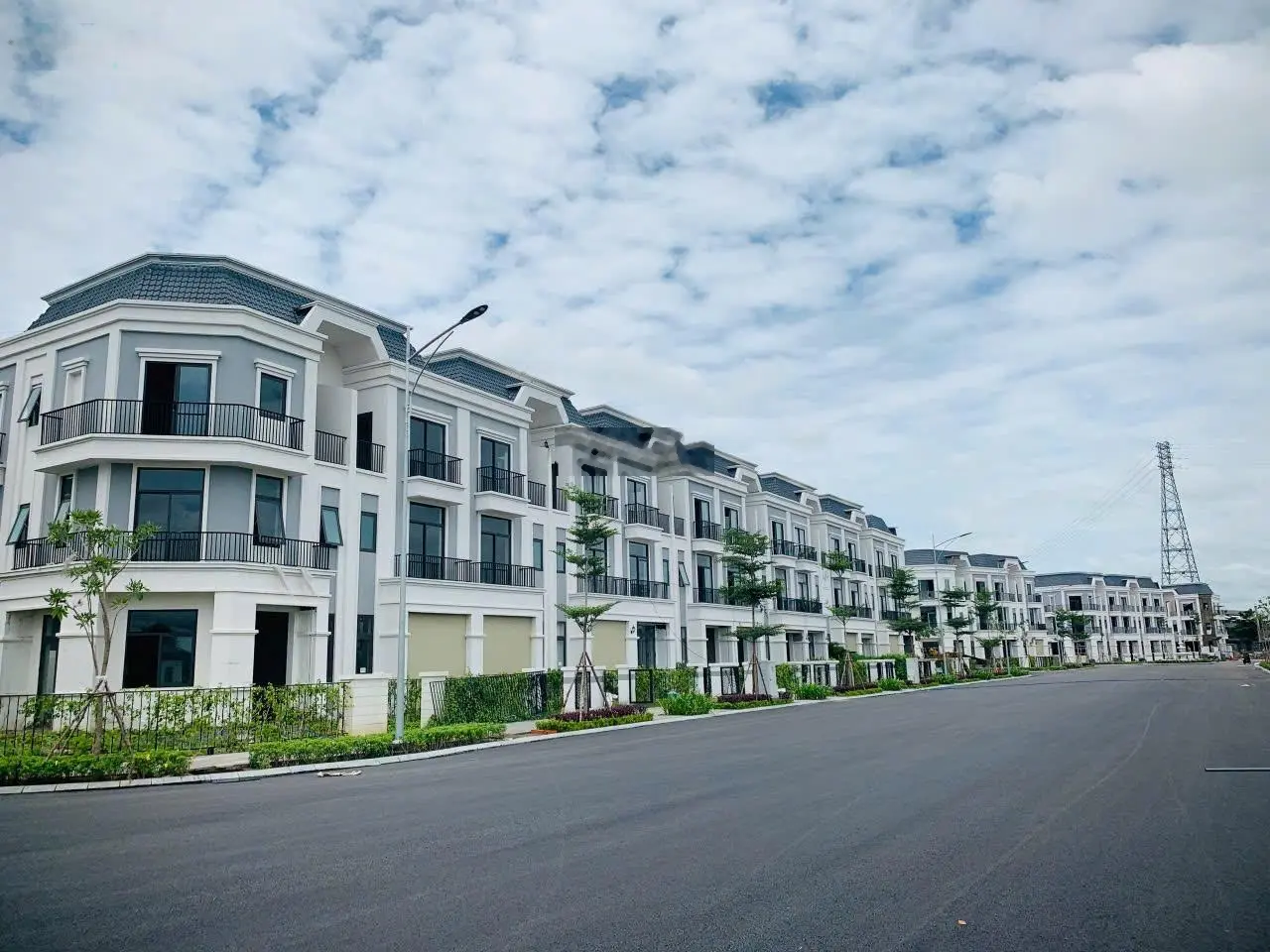 Nhà phố trung tâm Đức Hòa 3 lầu. Bank cho vay 70% + trả chậm 2 năm không lãi