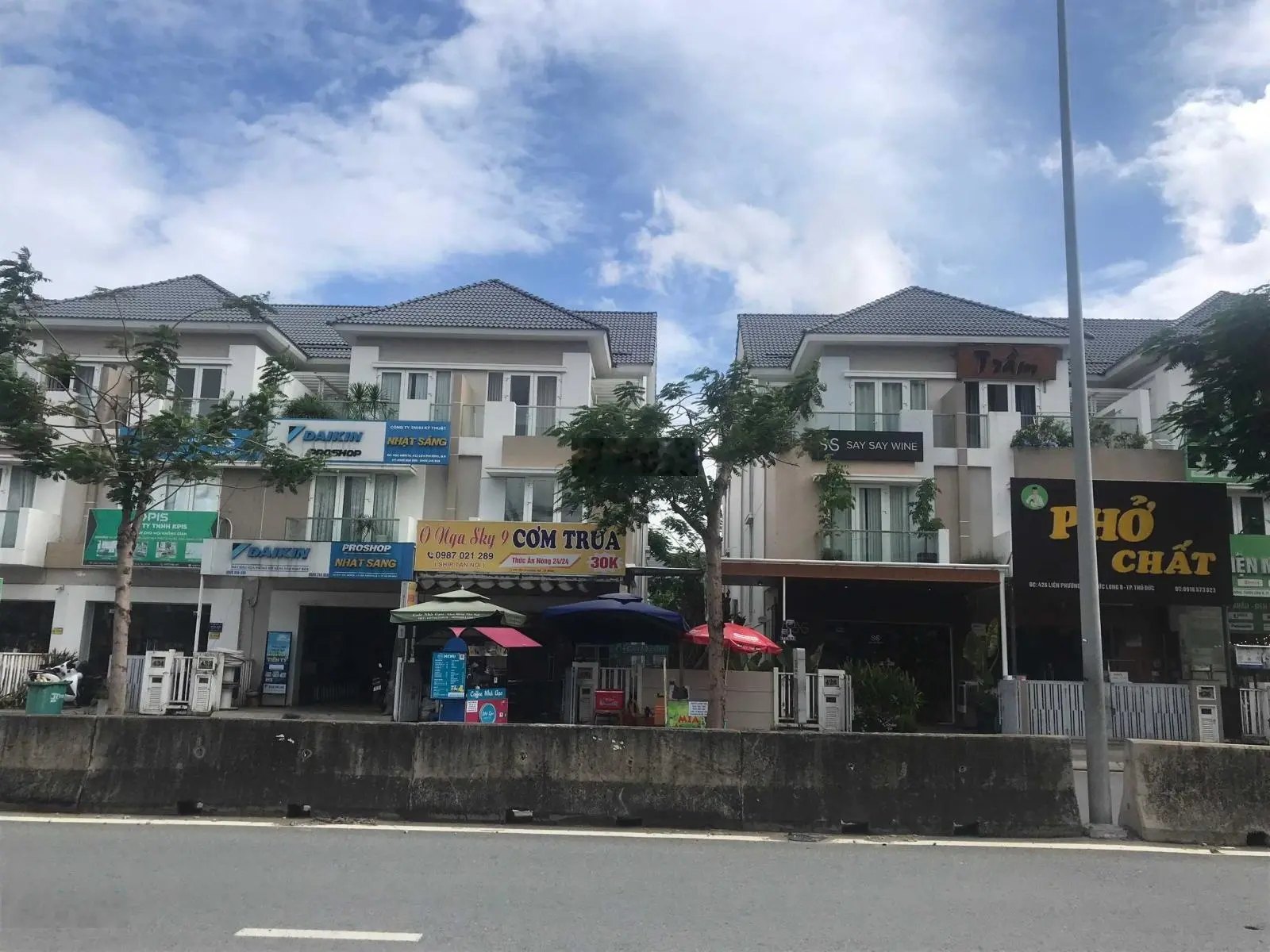 Bán gấp nhà phố thương mại mặt tiền Liên Phường