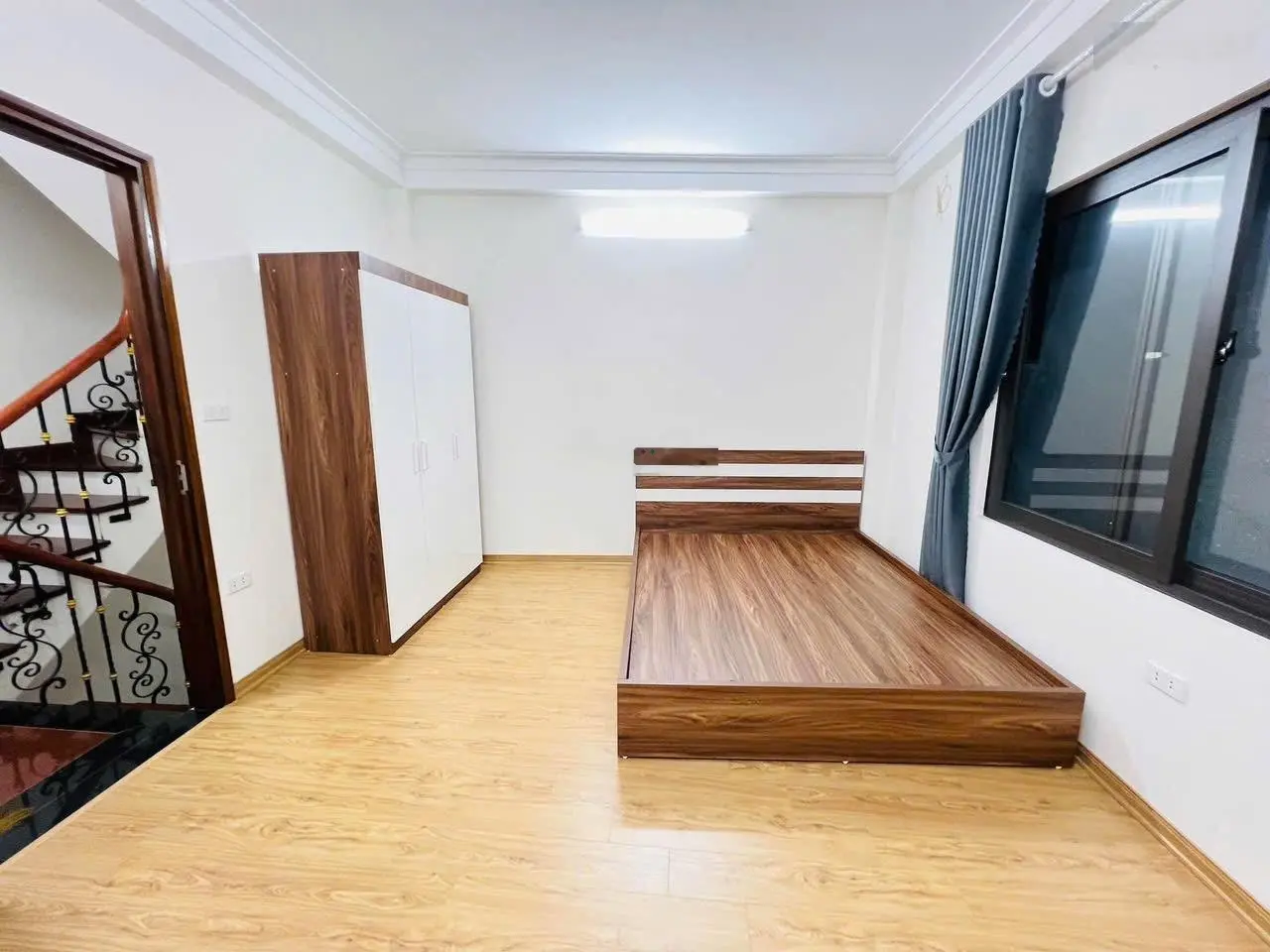 Bán nhà hơn 7 tỷ, nhà mới 50m2, Ngã Tư Vọng - Đại La, 5 tầng - 6 ngủ - gần phố - 2 thoáng trước sau