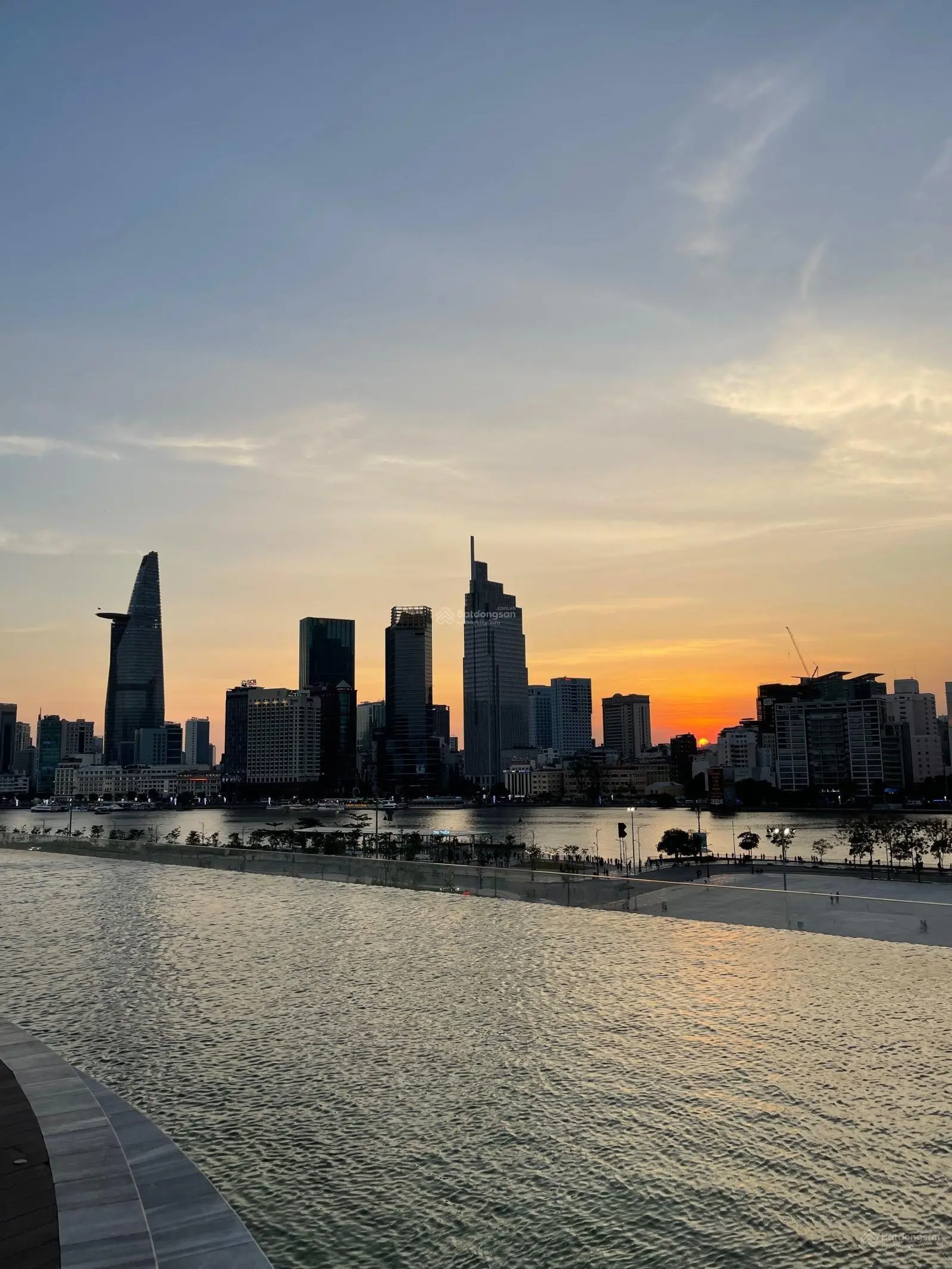 Bán căn 2 phòng ngủ tầng cao, view sông, quận 1, giá tốt nhất thị trường. Hotline: 0941 230 ***