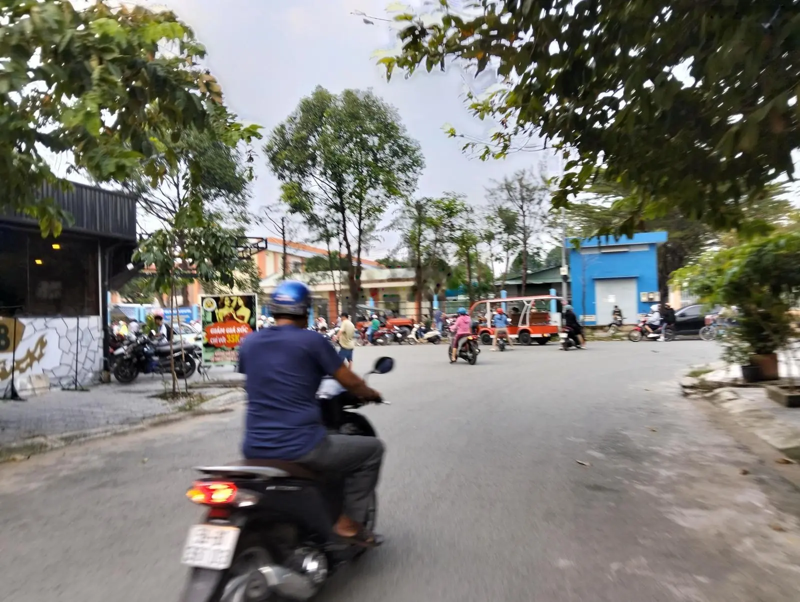 Cần bán lô mặt tiền đường 20m sạch đẹp.