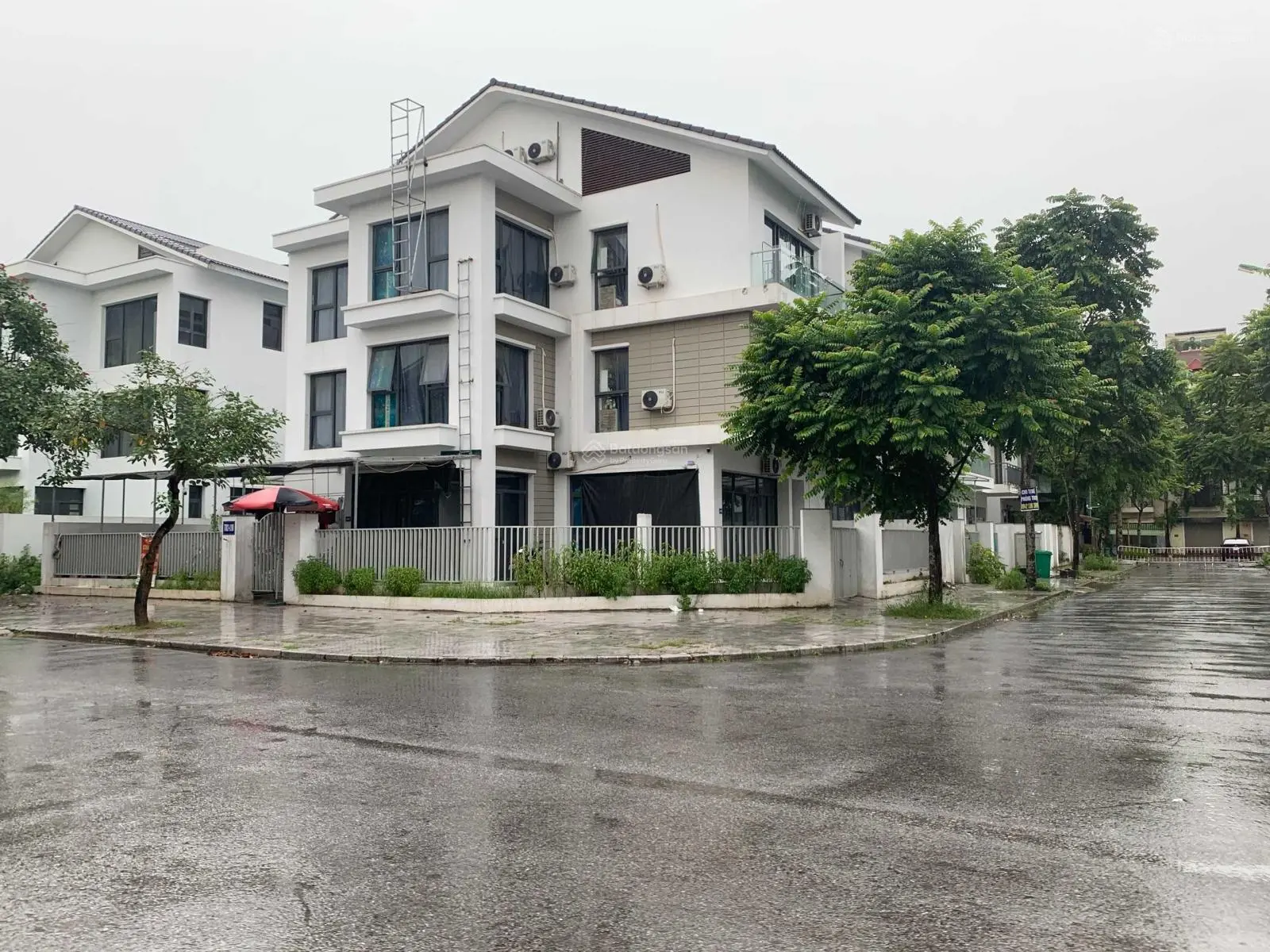Gia đình cần bán ngay căn biệt thự 172m2 hai mặt công viên hướng mát giá rẻ. LH: 0941 613 ***