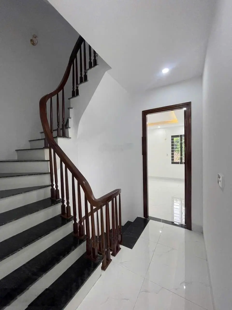 Bán nhà 5 tầng (33m2) Đông Nhân, gần đường oto, vành đai 4, 5p ra KĐT Đô Nghĩa, Đại học Phenika