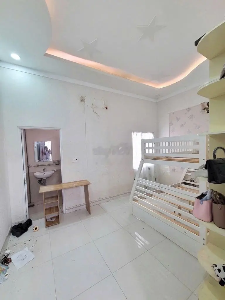 Bán nhà mặt tiền gần sân vận động dĩ an, 80m2 , shr , 890tr