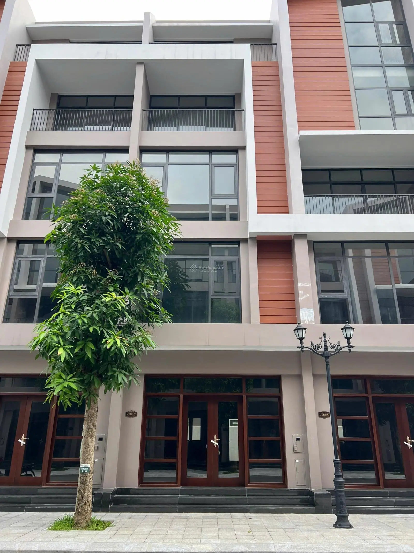 Nhà liền kề ngay cổng Công viên nước!