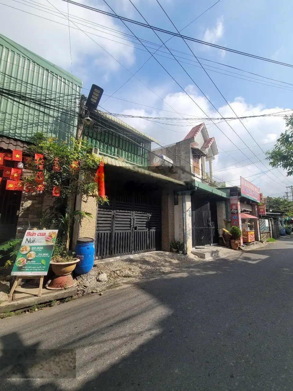 Nhà gần sân vận động Dĩ An, đường 6m thông