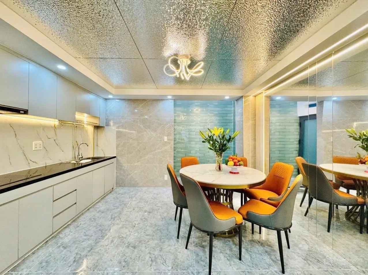 HOT! Bán nhà cạnh chợ Phạm Văn Hai, Tân Bình. Nhà 67,5m2 giá 4tỷ250 còn thương lượng. Hẻm 6m thông