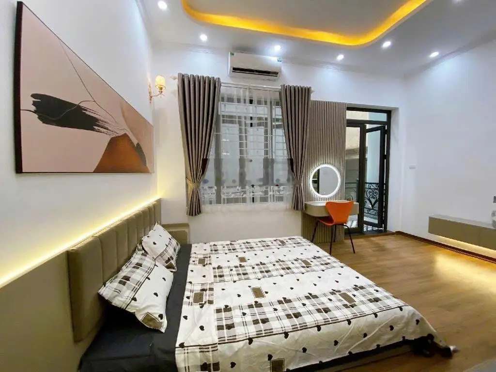 Nhà an dương, mặt tiền rộng, đẹp mê li, không chê vào đâu được. 39m x 5 tầng.
