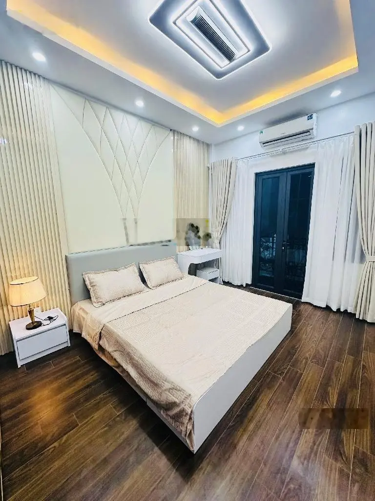 Khúc Thừa Dụ-TT Cầu Giấy .32m.5 Tầng.Cách 10m Ra Ô Tô Tránh.Giá 8,2 Tỷ
