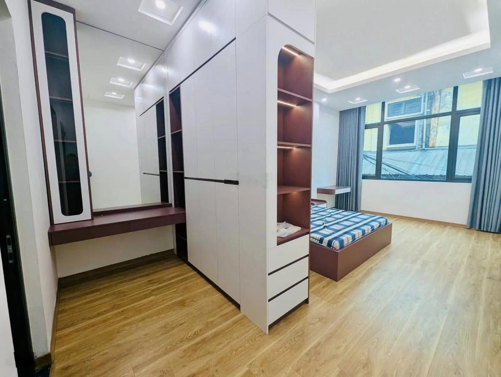 6.9 tỷ - 30m2 - lô góc 2 thoáng mặt tiền rộng - Lạc Trung - gần phố - HBT