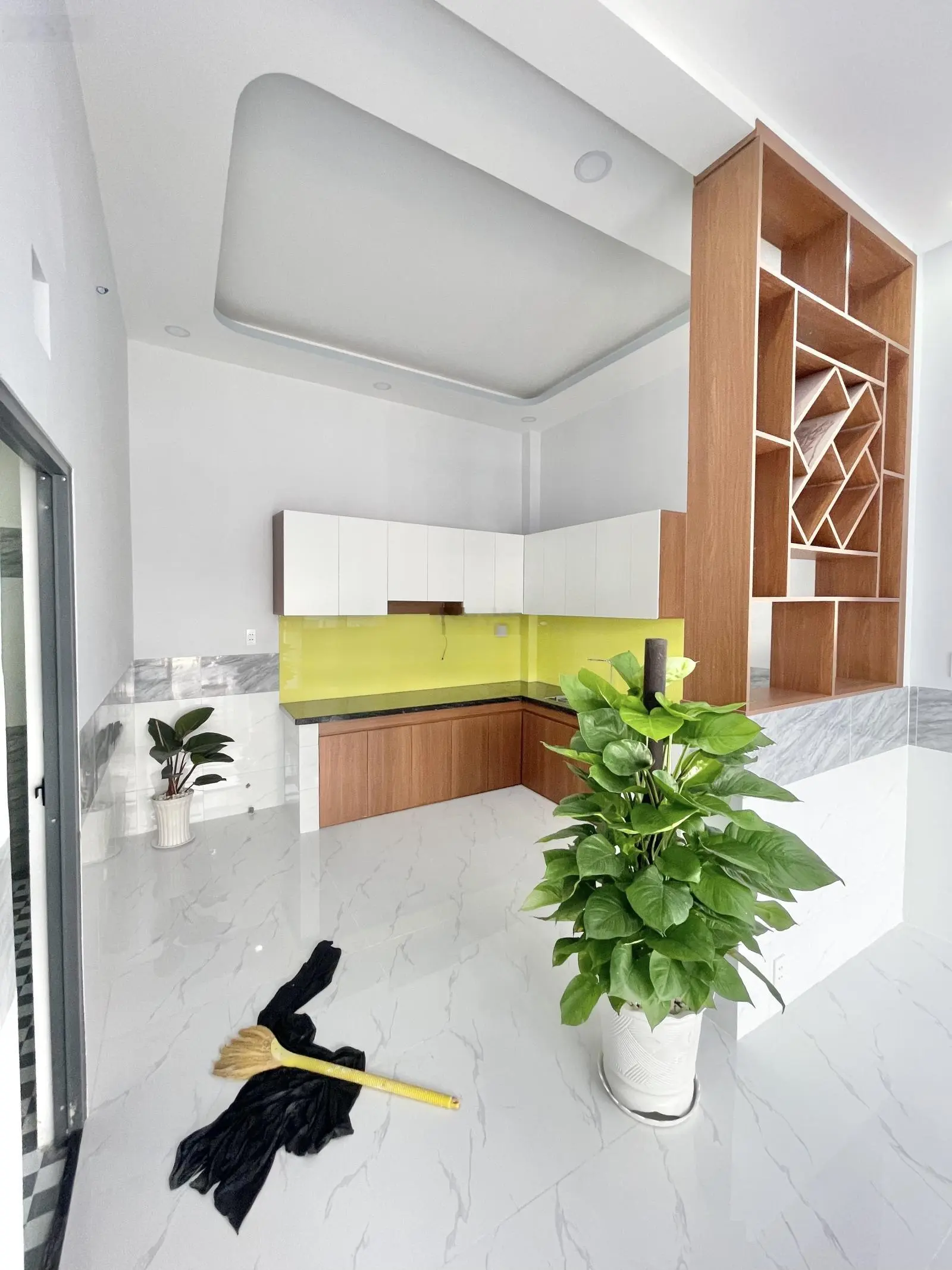 Cần bán nhà mới hoàn thiện ngang 5M ngay đường nguyễn đức thiệu phường dĩ an vào 1 sẹc tới nhà