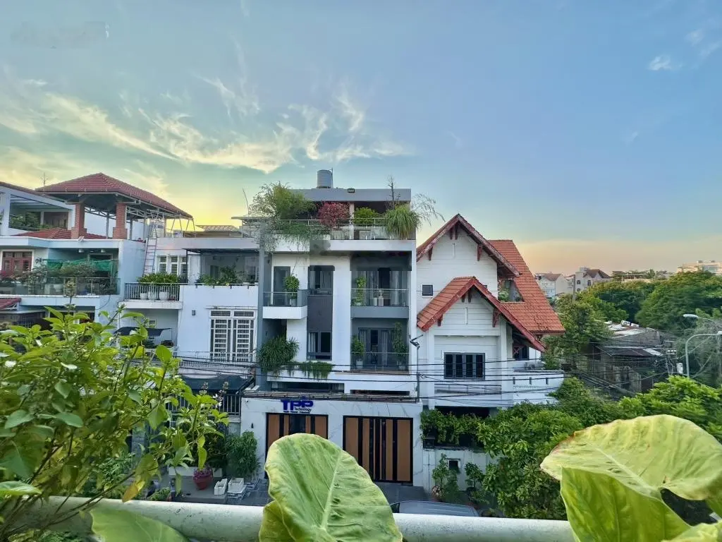 Nhà MT ngay Phạm Văn Đồng - Gigamail, ngang 8m, 3 tầng, khu Bên Sông chỉ 15,6 tỷ thương lượng
