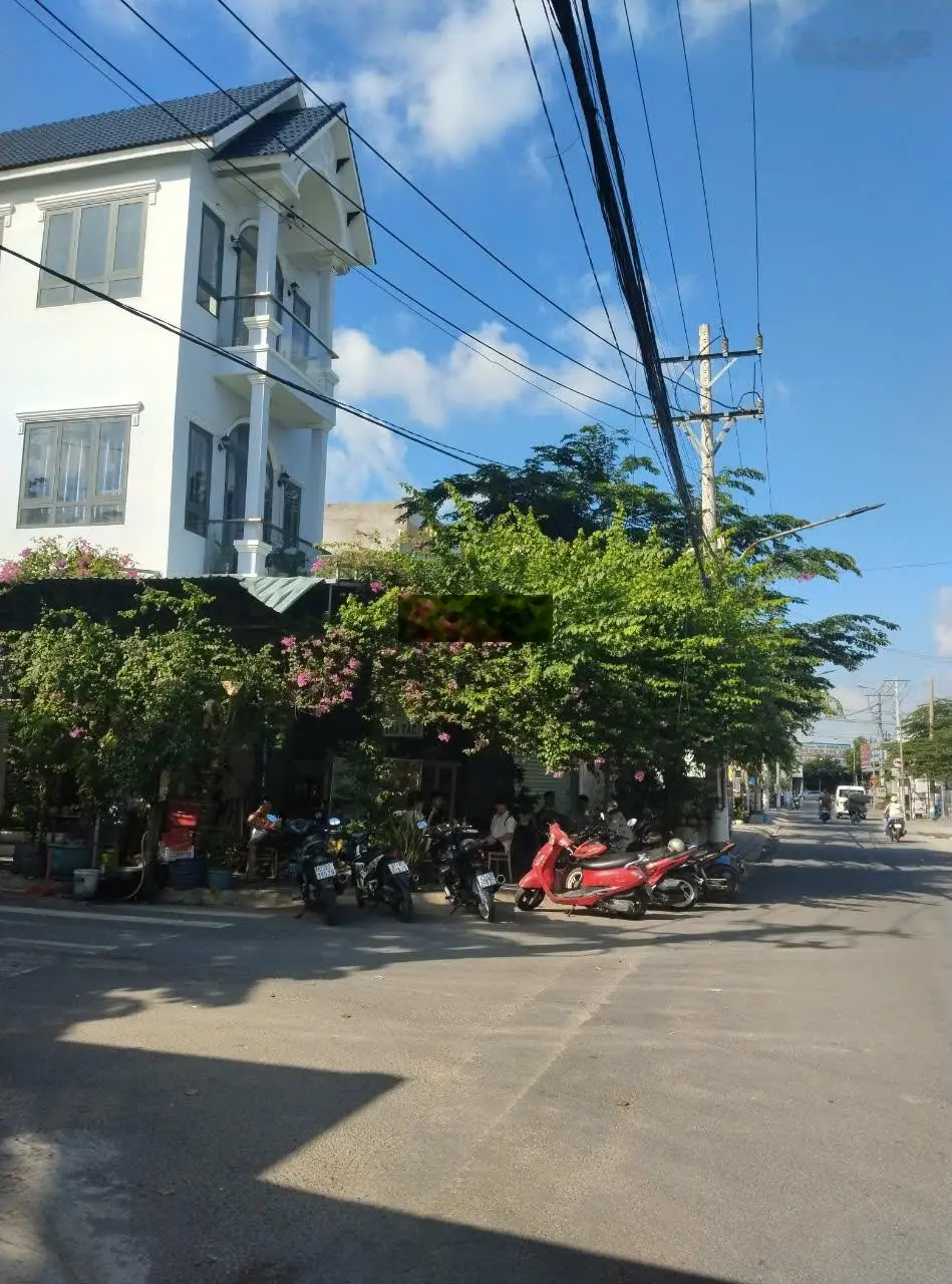 Bán căn nhà đẹp như mơ 1 trệt 2 lầu nằm mặt tiền đường nhựa Bình Chuẩn, diện tích 120m2, Thuận An