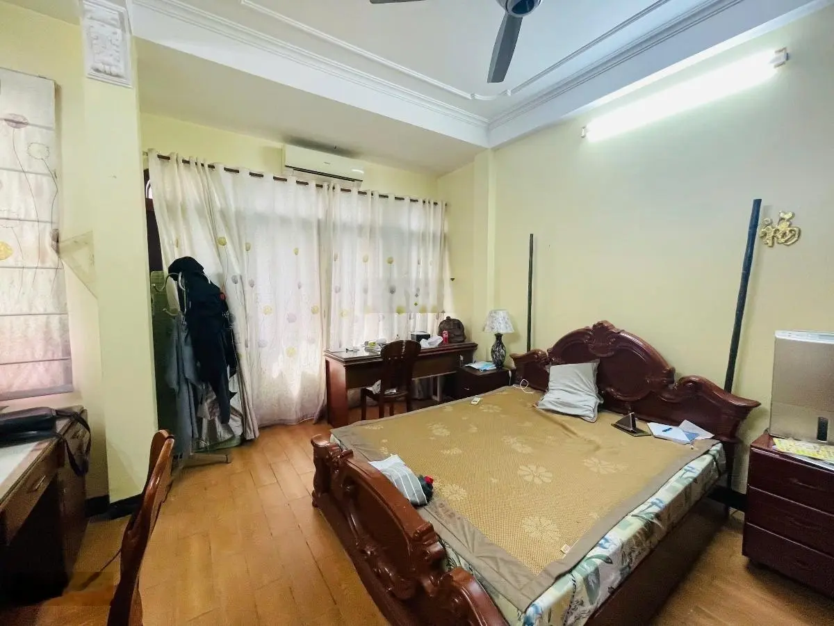 Bán Gấp nhà siêu hiếm Trần Quốc Hoàn 55m2 x 5 tầng lô góc 2 mặt tiền cực víp