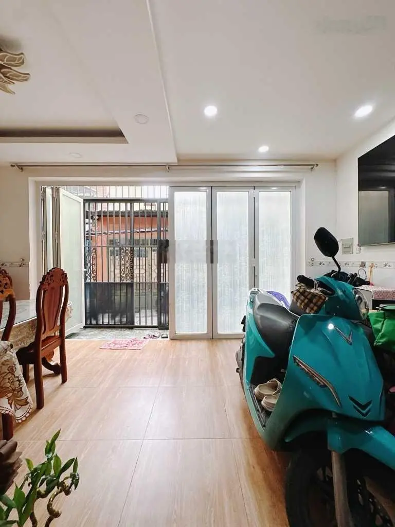 Bán nhà hẻm xe hơi Đường Hoàng Diệu, cách mặt tiền 10m, 5,5 x 11m, giá chỉ 13,9 tỷ