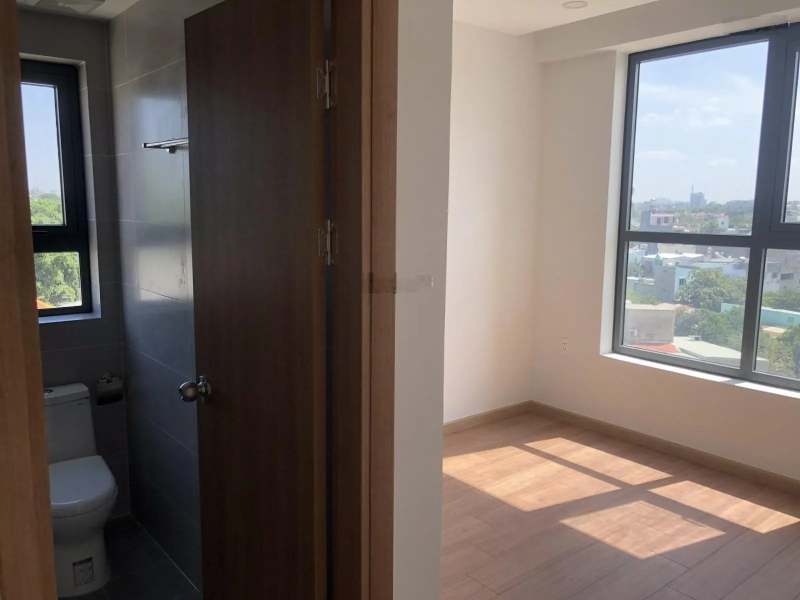 Kẹt vốn bán gấp Bcons Green View 2PN - 1WC view ngoài, trả trước 320 tr nhận nhà 1,6 tỷ
