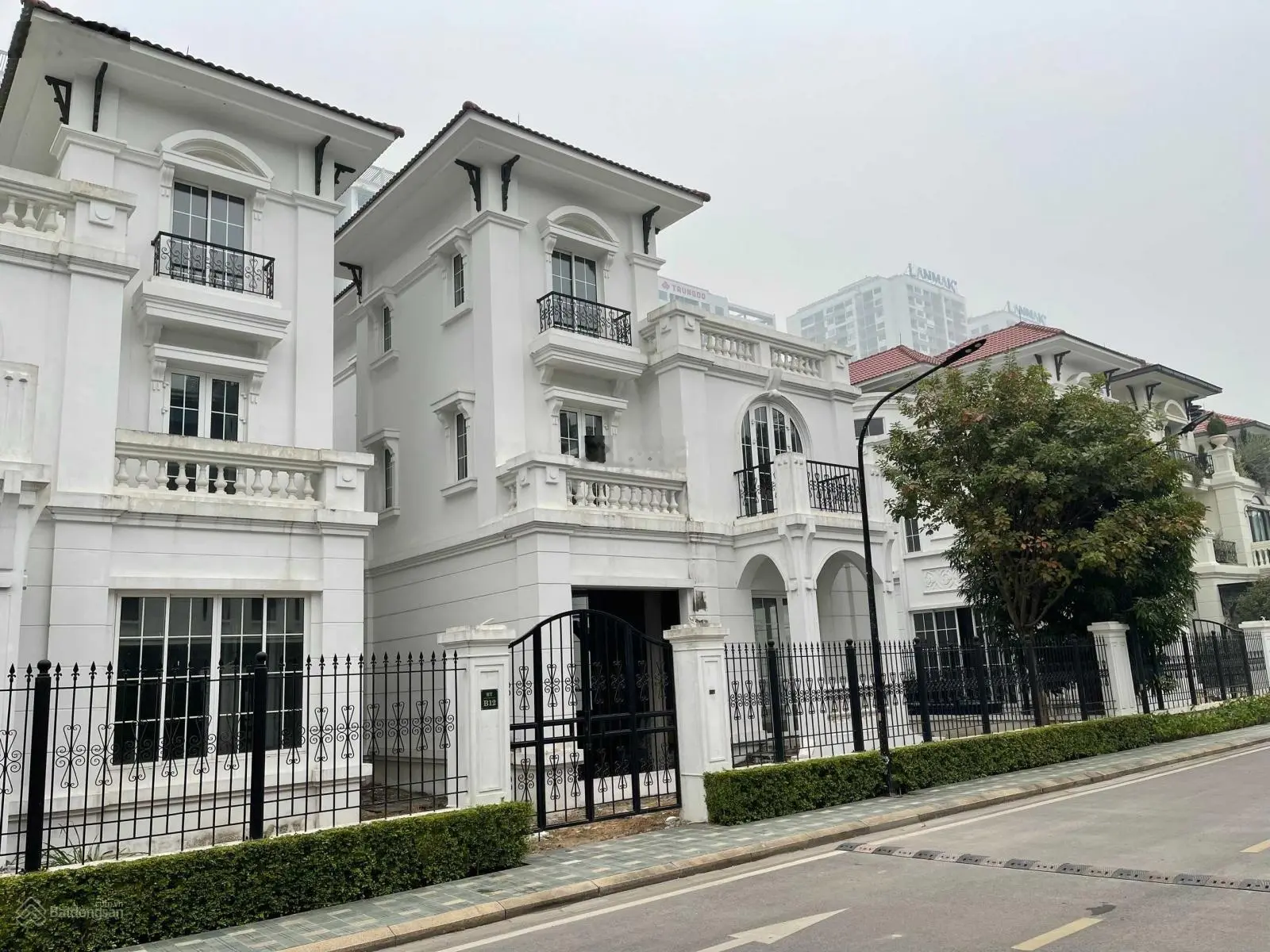 Bán biệt thự đơn lập Embassy Garden 259m2 căn góc vườn hoa - Đông Nam liên hệ chủ nhà 0332 625 ***
