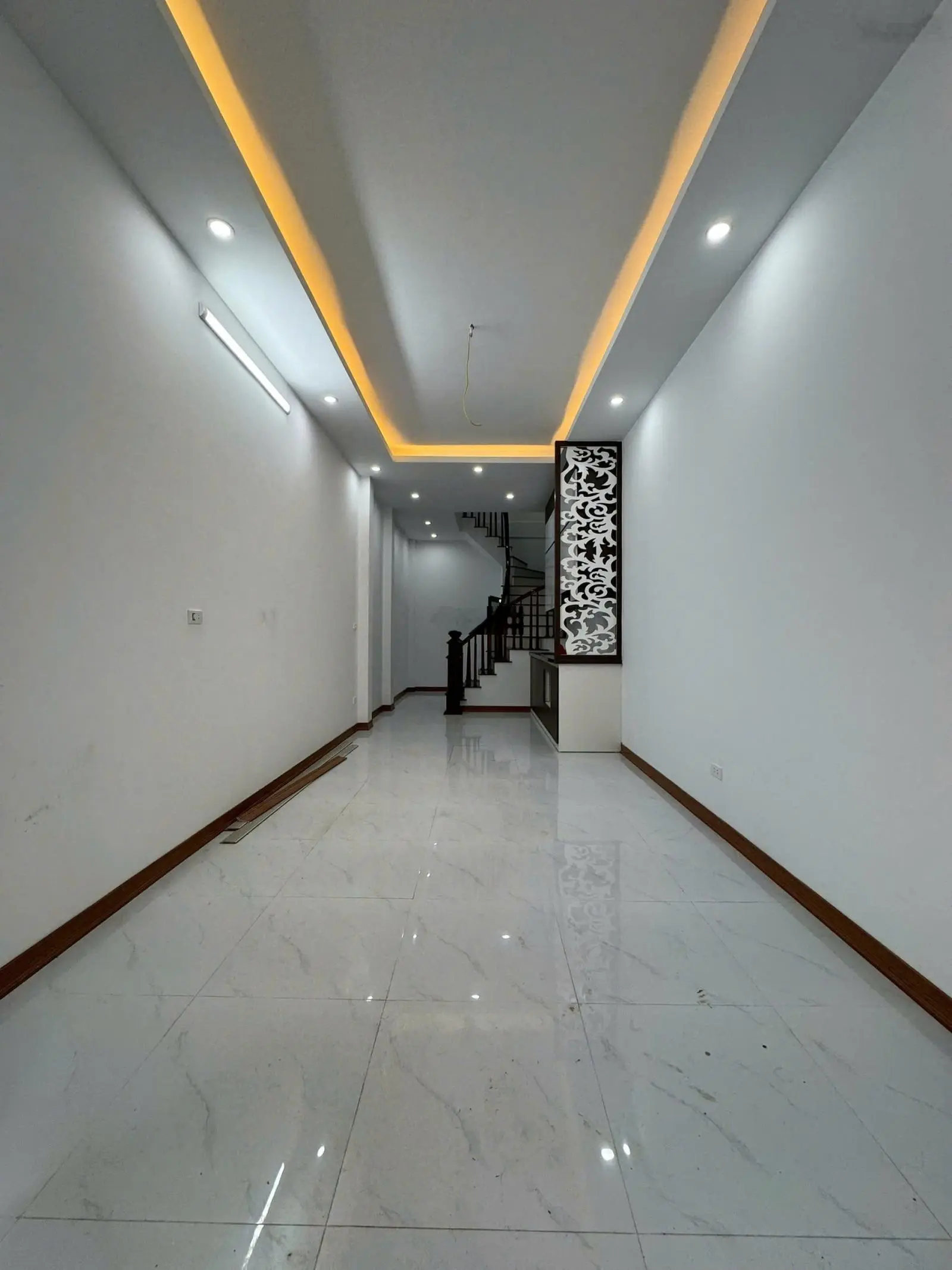 Nhà 5t*35m2 vị trí cực đẹp sát hồ lớn. Ô tô đỗ cổng. Cách đường QL6 chỉ 500m. Cách trung tâm HN 4km