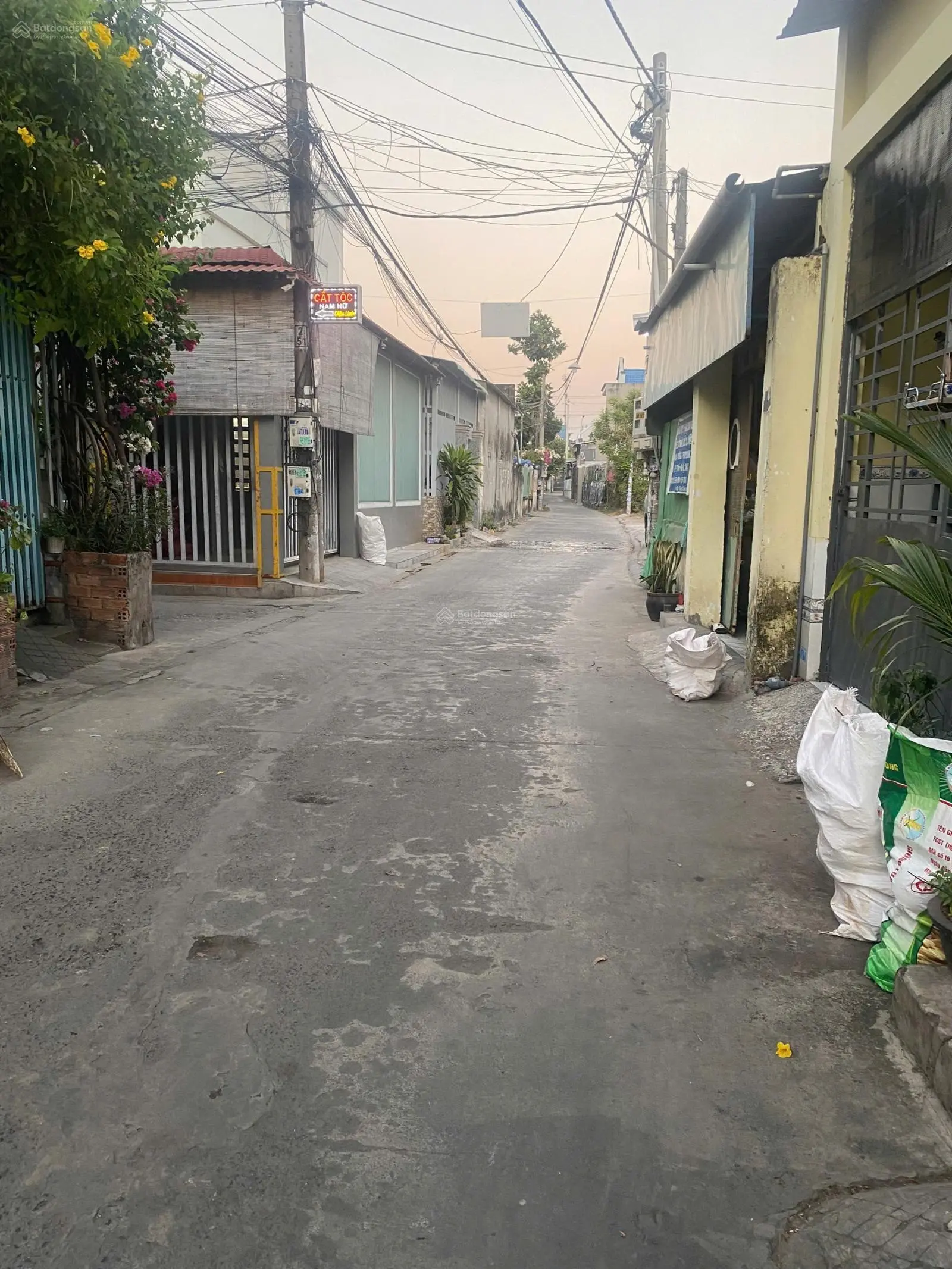 Cần bán nhà trệt 1 lầu Đông Hòa, Dĩ An. Gần chợ, UBND, BigC 1km. Đường rộng. An ninh. DT 71 m2