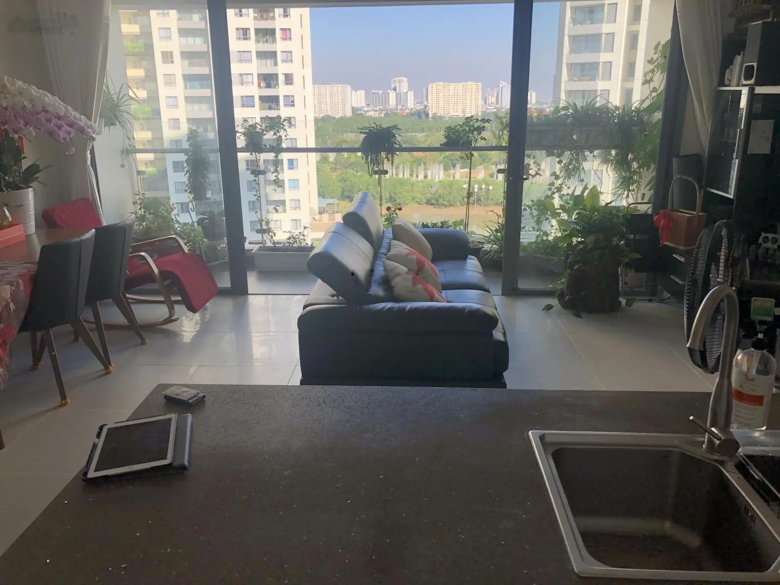 Bán gấp 2PN tháp Bora view trực diện hồ bơi + 1 góc sông- đầy đủ nội thất -chỉ 7.3 tỷ bao thuế phí.