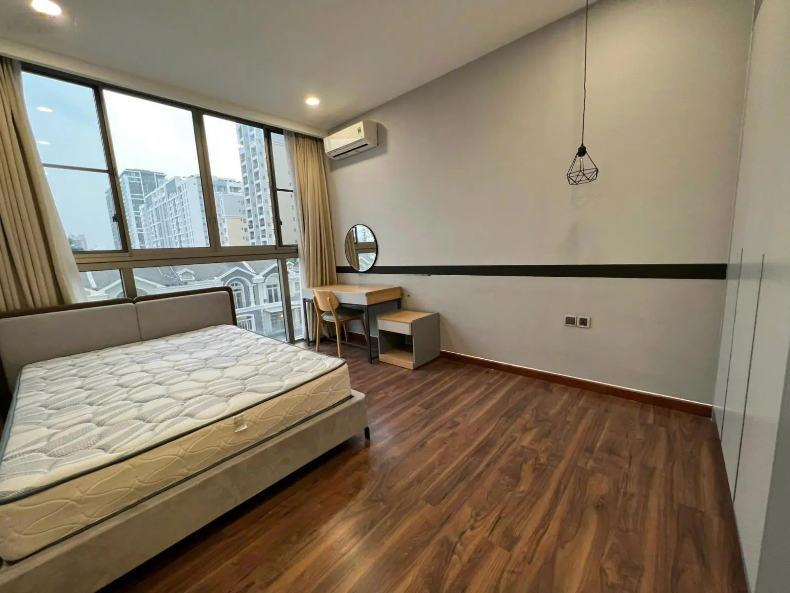 Cần bán gấp căn hộ The Grande (M5) - Midtown siêu rộng-DT 140m2 căn góc giá 10.2 tỷ. LH 0933 233 ***