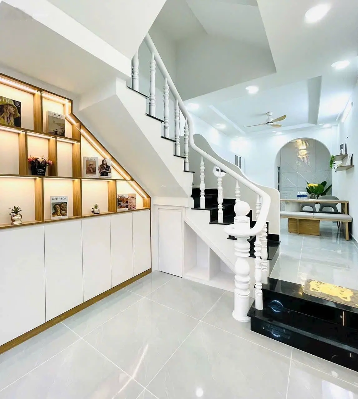 Bán nhanh nhà chính chủ 94,7m2 Nam Kỳ Khởi Nghĩa, P8, Q3. 3 lầu, 3PN, 3WC. Hẻm 6m