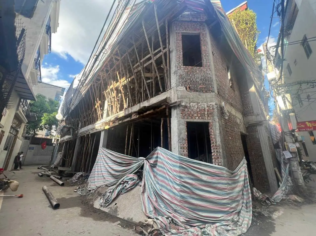 Hiếm. Nhà ngõ 81 Phố Trạm. 41m2 6 tầng gara thang máy. Ngõ 3.5m. 10m ra ô tô tránh. Ngõ thông