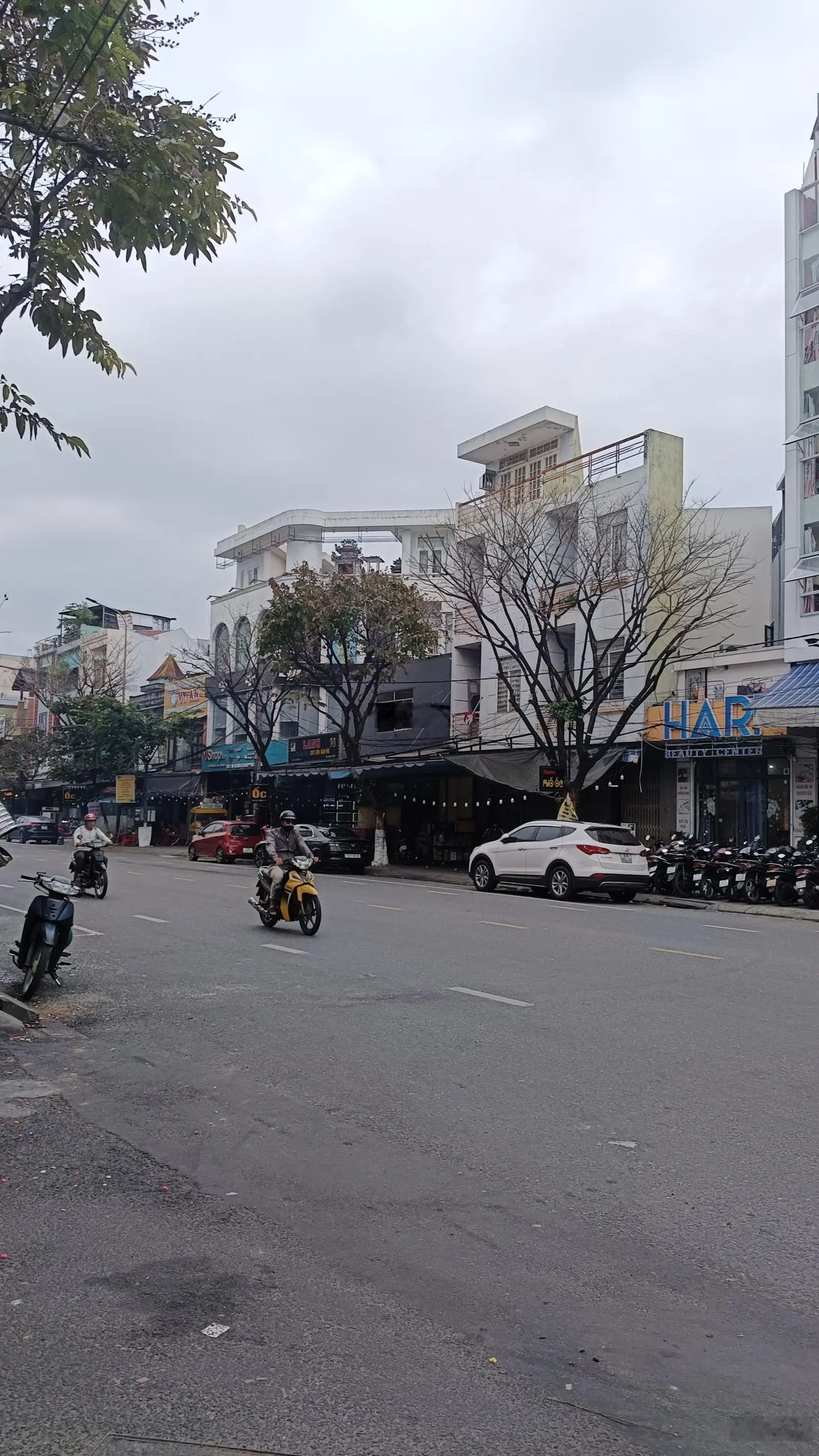Sụp hầm nhà 3 tầng mới xây thiết kế hiện đạicách sân bay 500 đường Lê Đình Lý TT Hải Châu Đà Nẵng