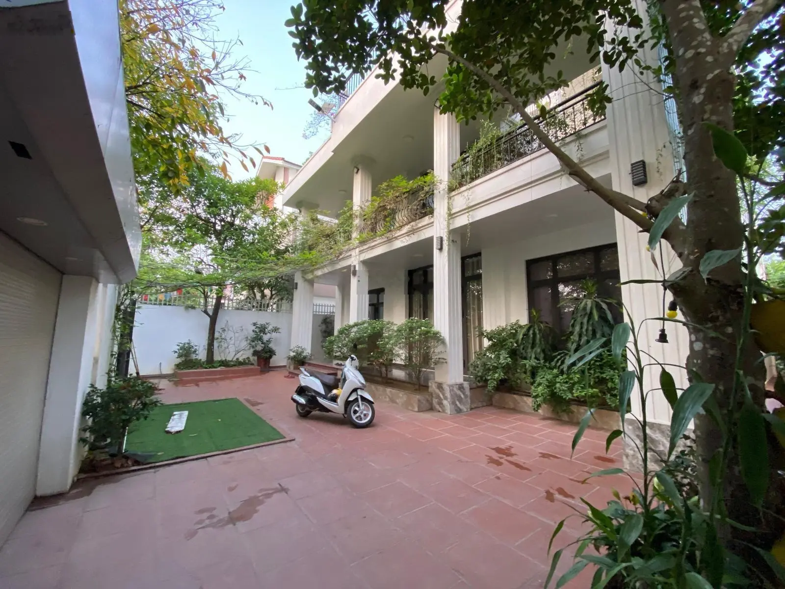 Chính chủ bán căn biệt thự 297 m2 thiết kế hiện đại, sổ đỏ sang tên chính chủ. Vay ngân hàng 70%