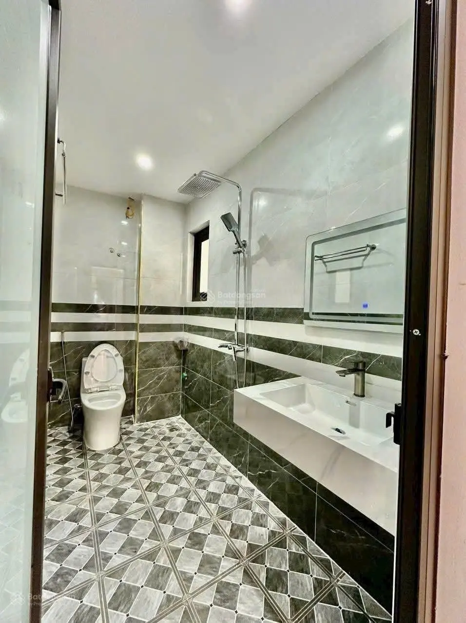 Nhà Yên Ngưu, Tam Hiệp, ô tô đỗ cửa, DT 43m2 xây 5 tầng đẹp long lanh 4.35 tỷ