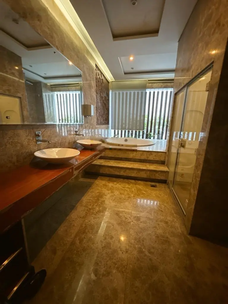 Biệt thự Phú Nhuận 164m2, ngay Trung Tâm, nhà đẹp lung linh 5tầng, 5PN, 6WC, có thang máy trong nhà