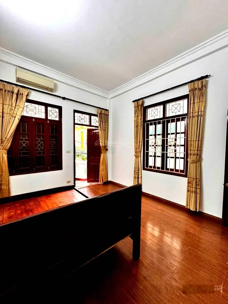 Bán nhà phố Nguyễn Trãi. DT: 57m2 5 tầng. Lô góc. Ô tô nhỏ qua nhà. Dân trí cao. Giá: 11,6 tỷ