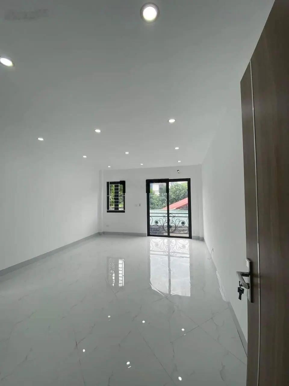 Bán căn 40m2x3T, mặt kinh doanh, gần cầu Đông La, 10 phút ra Penika