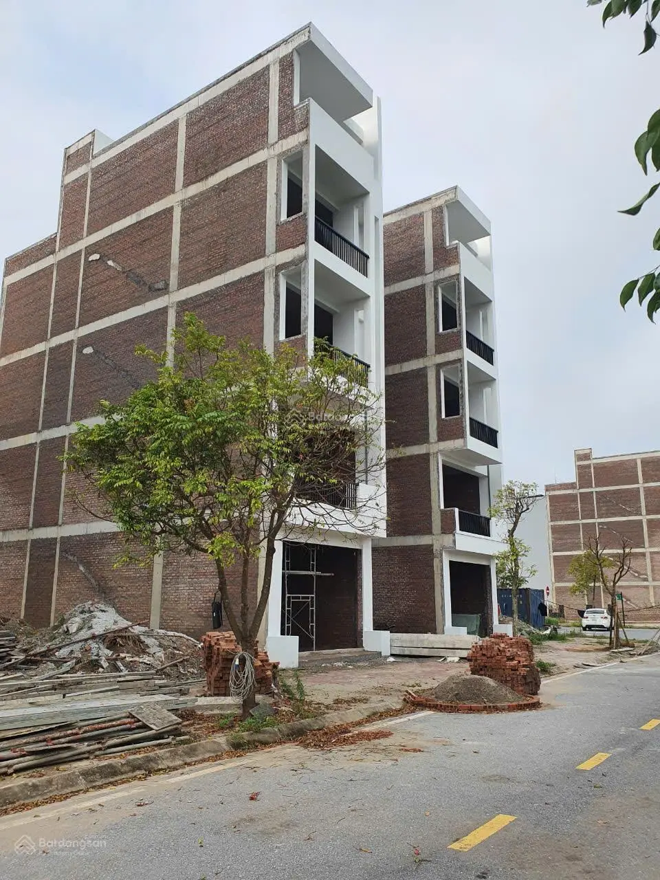 Bán nhà thô 5 tầng, DT: 79m2/ sàn, MT: 5.0m, đường + Vỉa hè 17.5m, giá bán già 4 tỉ, LH: 0979 020 ***