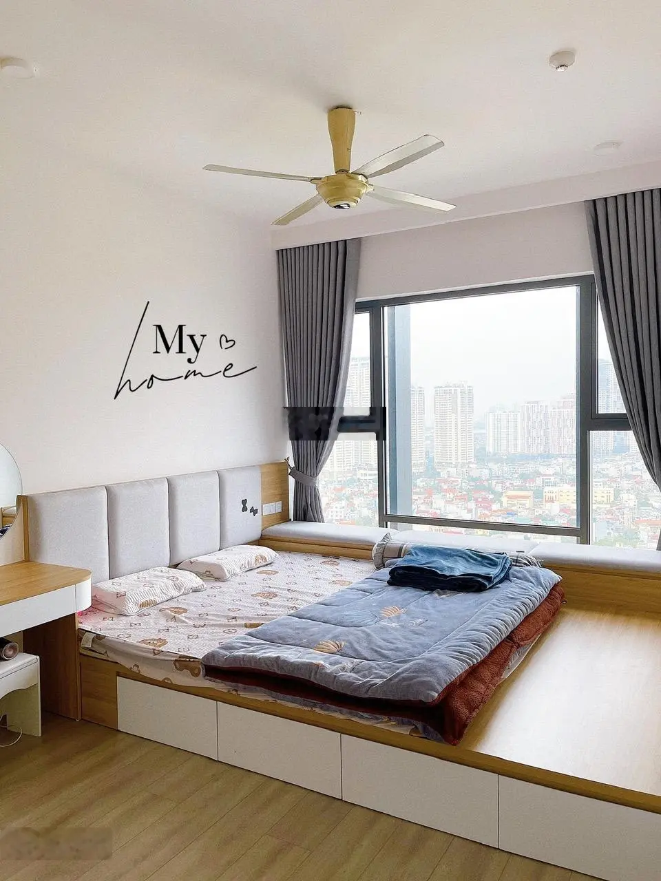 Chính chủ cần bán căn 2 ngủ + 1 tầng trung full toàn bộ đồ nội thất, đã có sổ đỏ chính chủ