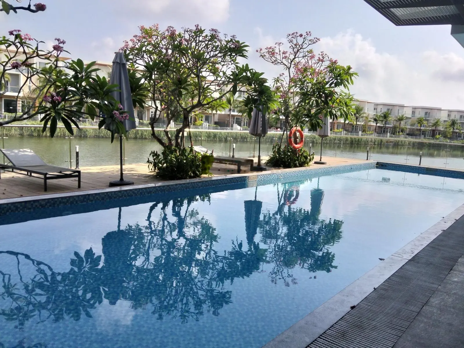 Bán 1 trong 2 căn biệt thự 160m khu compound giá chỉ 9.x tỷ