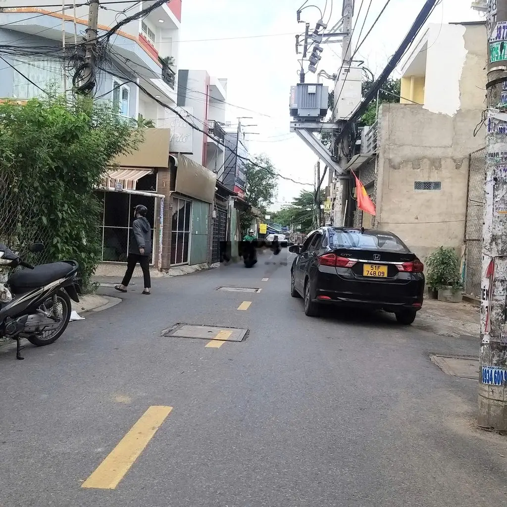 Bán gấp lô đất mặt tiền đs6, đang xây dựng, đường số 6, BHHB, Bình Tân