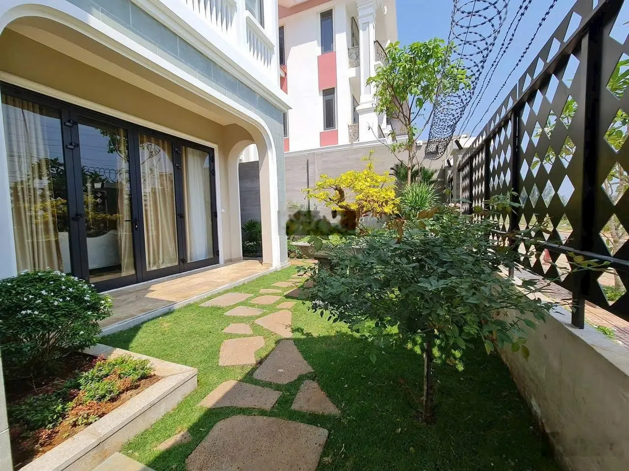 Bán biệt thự đơn lập 5PN, 6WC, 270m2, 15x18, full nội thất gần ngay Đ. Liên Phường, Phước Long B