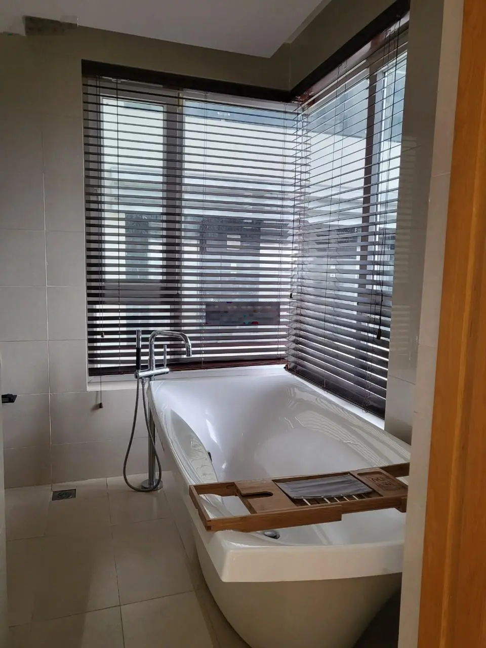 Bán căn hộ 3 phòng ngủ Đảo Kim Cương, 180 m2, có sổ hồng, view hồ bơi, yên tĩnh mát mẻ, giá tốt