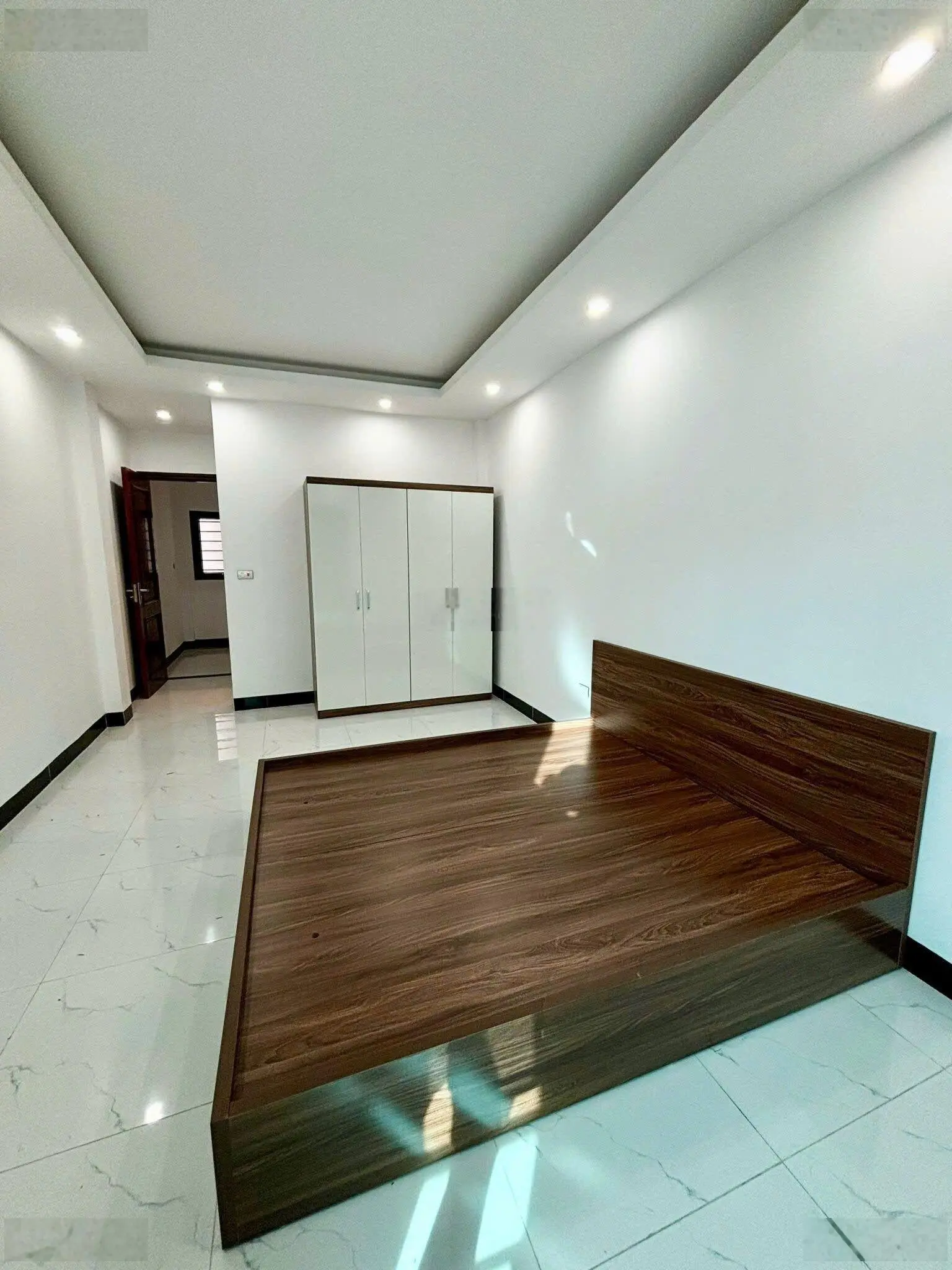3 tỷ nhà như hình 36m xây 5 tầng ô tô lùi cửa cách 5m ra ô tô tránh, kinh doanh sầm uất