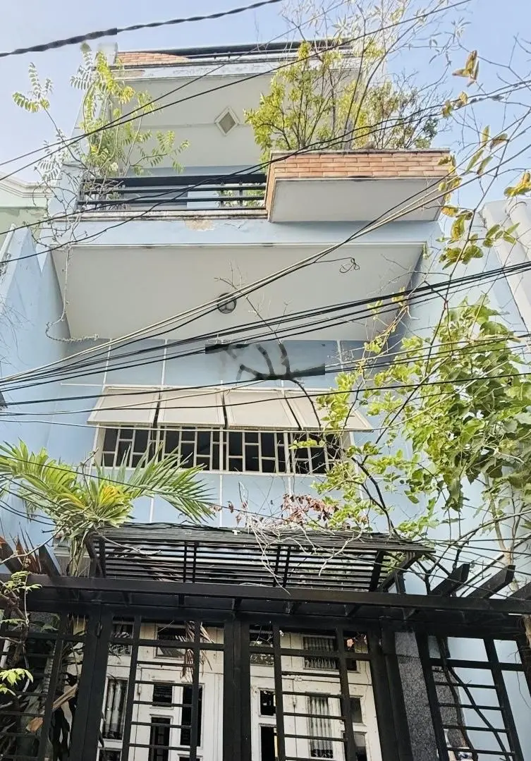 Q.6 cách hxh vài bước - 30m ra mt đường lớn. nhà 3 tầng - dt 35m hẻm trước nhà 4m gần chợ phú lâm.