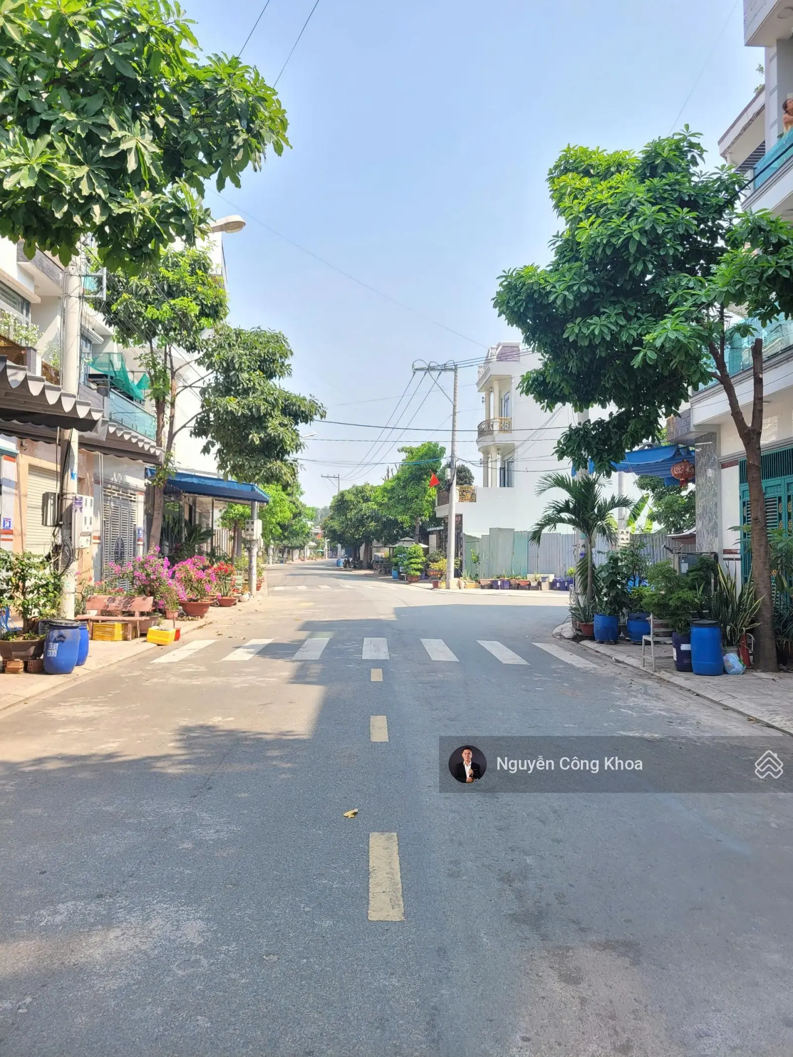Bán nhà đúc 3 tấm tân cổ điển, sân ô tô, 3 phòng ngủ, 4WC, KDC gần TTYT P. Tân Đông Hiệp, Dĩ An
