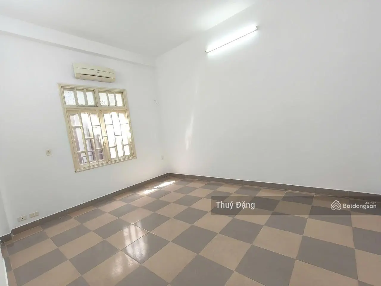 Cần bán gấp căn nhà 4 tầng đường Nguyễn Chí Thanh - 10 phòng ngủ, 101m2 giá tốt nhất con đường