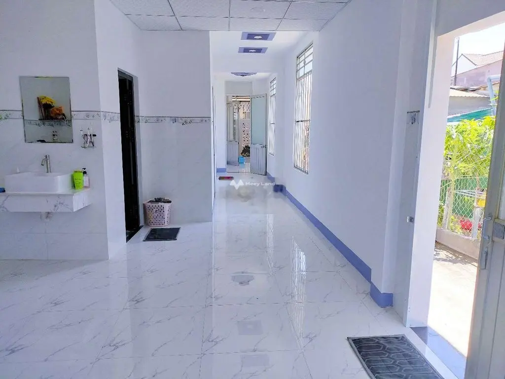 Nhà và đất gần 750m2 có 350m2 thổ cư mặt tiền