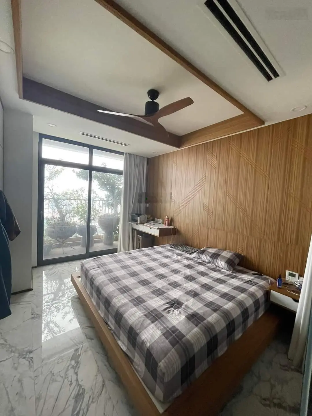 Bán căn hộ góc 3 phòng ngủ 130m2, giá 6.3 tỷ, tại tòa Capital Garden, ngõ 102 Trường Chinh