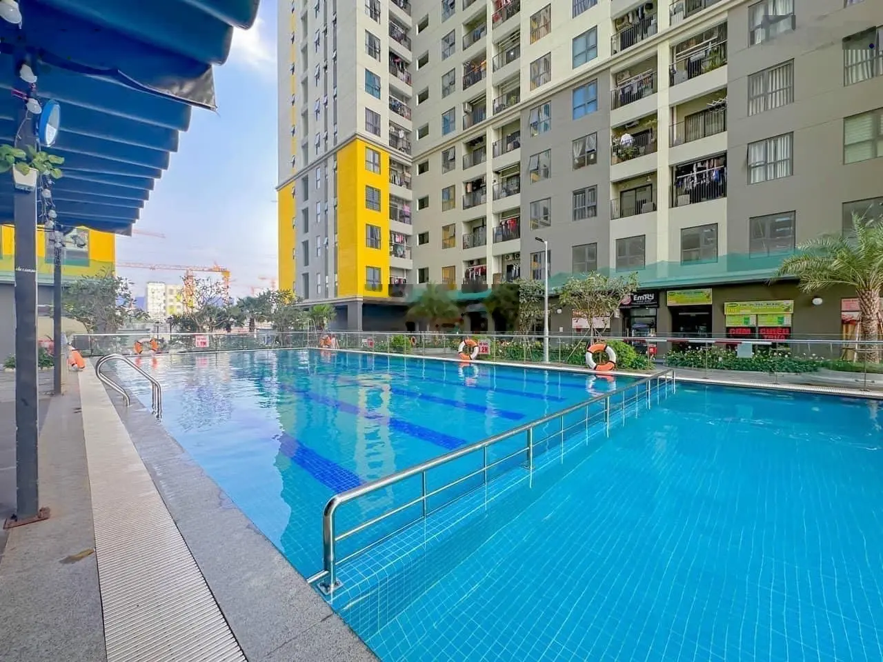 Chủ cần bán gấp căn 2PN 57m2 - Bcons Plaza. Giá cực rẻ chỉ 1ty8 trọn sổ, chủ lỗ gần 100tr. Đã có sổ