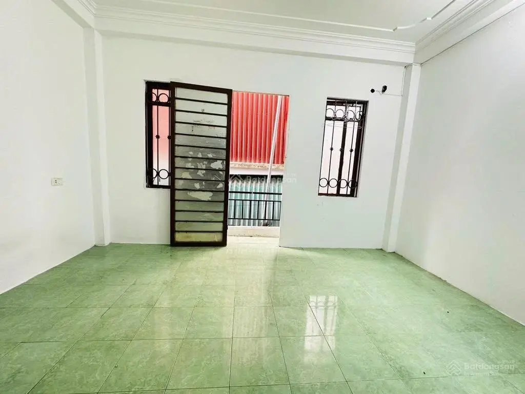 Chỉ 4 tỷ có căn nhà sổ đỏ riêng 4 tầng, 3 ngủ ngõ nông, 20m ra ngõ oto tránh. Giáp danh quận Hbt